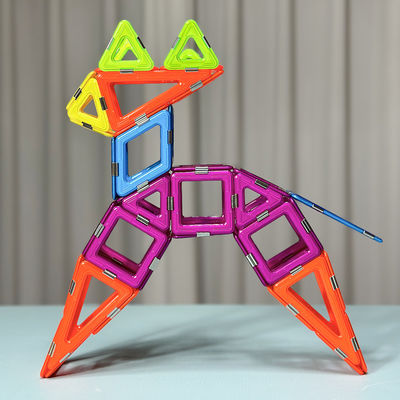 色とりどりの子供 磁石ブロック 動物 建材 タイル シカ 鹿 構造